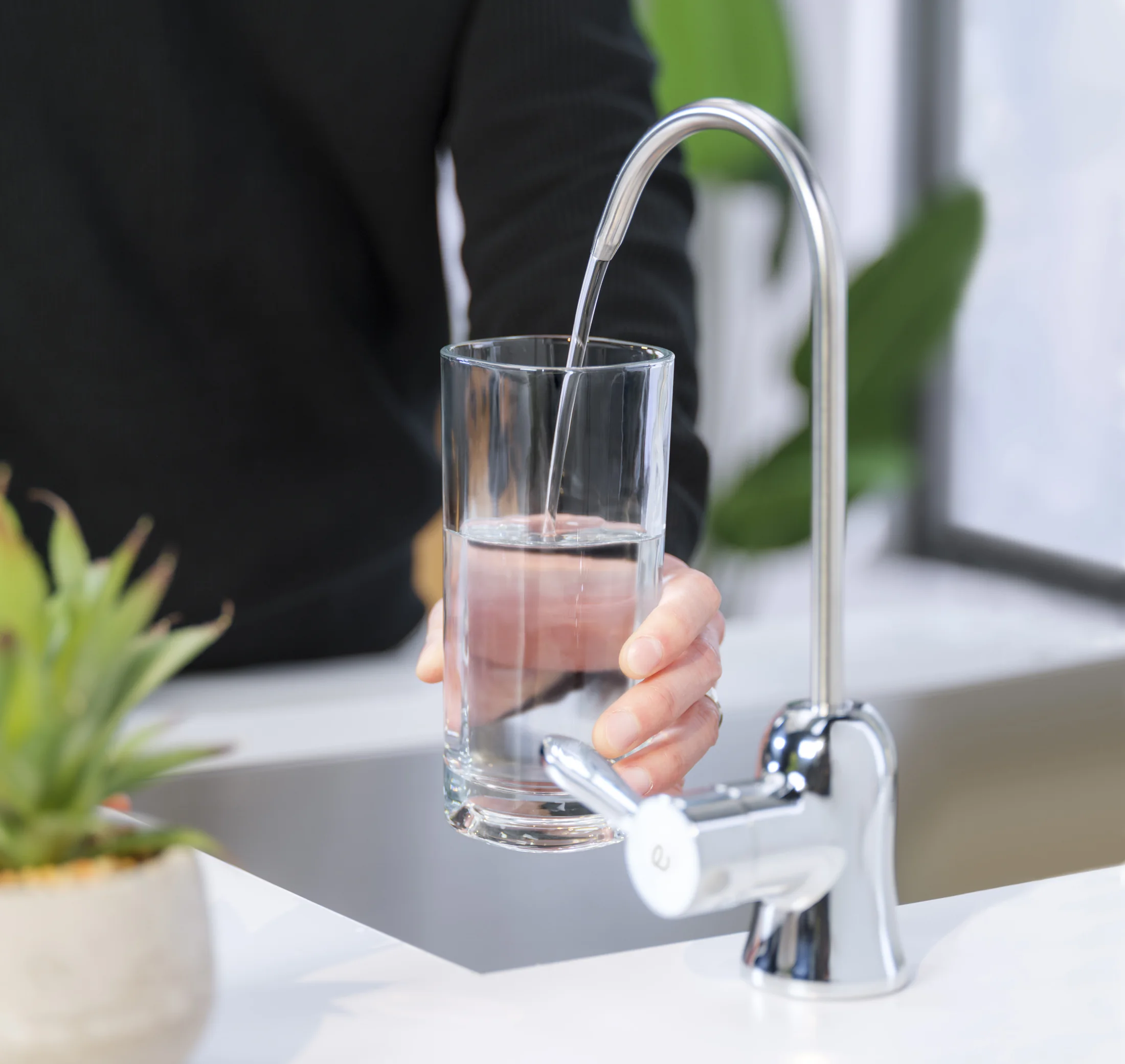 Agua purificándose al instante desde el grifo eSpring™